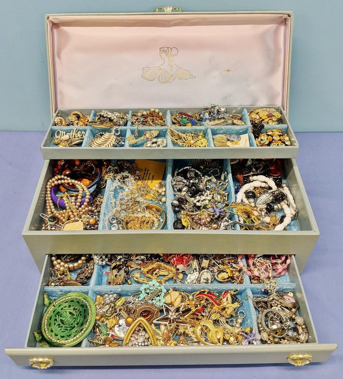 Image for UNUSUAL & INCREDIBLE ESTATE AUCTION
