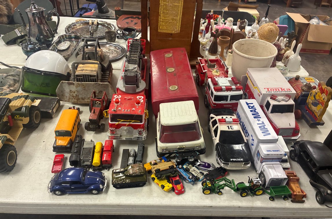 Image for INDOOR ANTIQUE DEALER'S ESTATE AUCTION