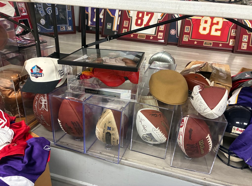Image for FORMER NFL HALL OF FAME PLAYER LIVING ESTATE AUCTION