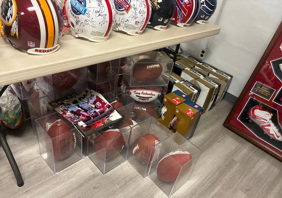 Image for FORMER NFL HALL OF FAME PLAYER LIVING ESTATE AUCTION