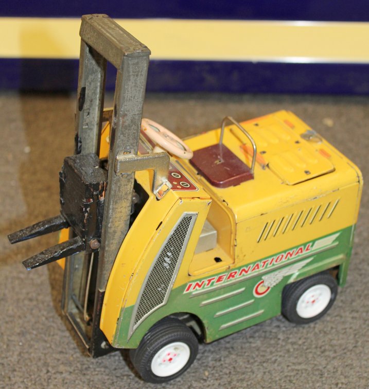 Image for ANTIQUE COLLECTOR'S AUCTION