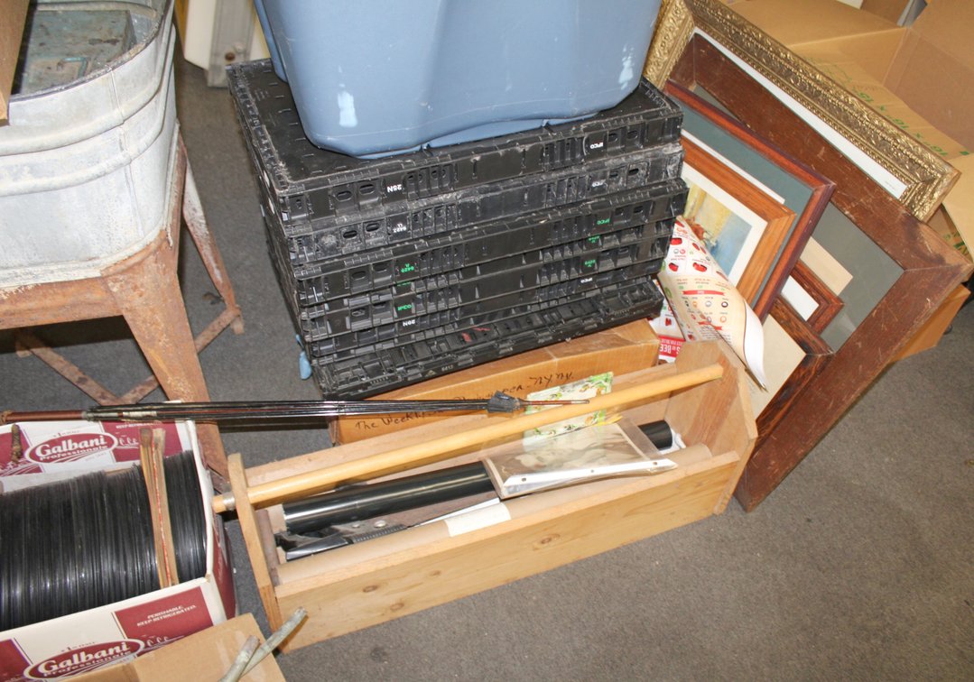 Image for ANTIQUE COLLECTOR'S AUCTION