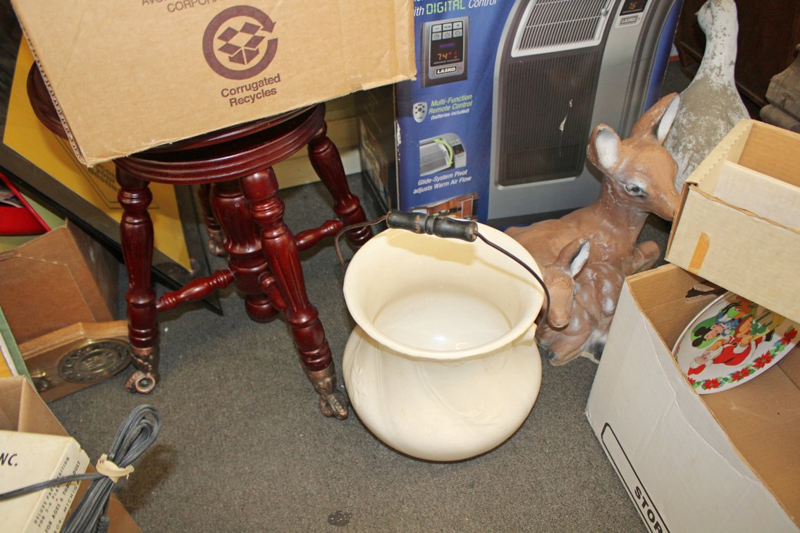 Image for ANTIQUE COLLECTOR'S AUCTION