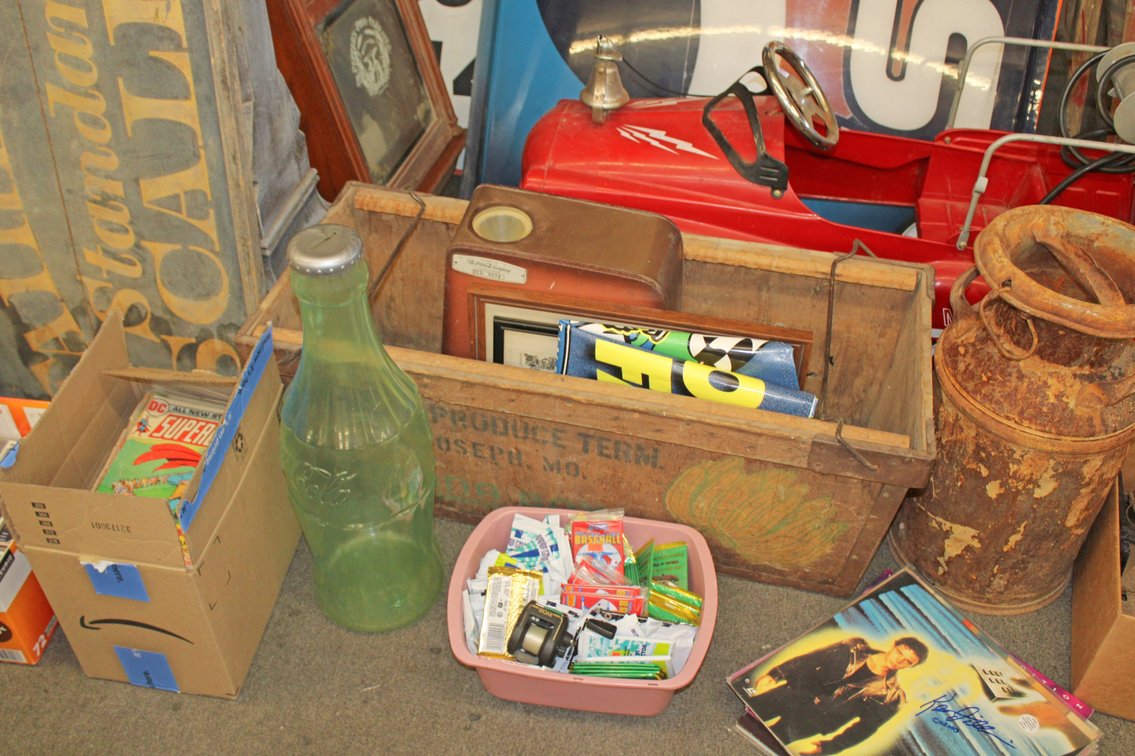 Image for ANTIQUE COLLECTOR'S AUCTION