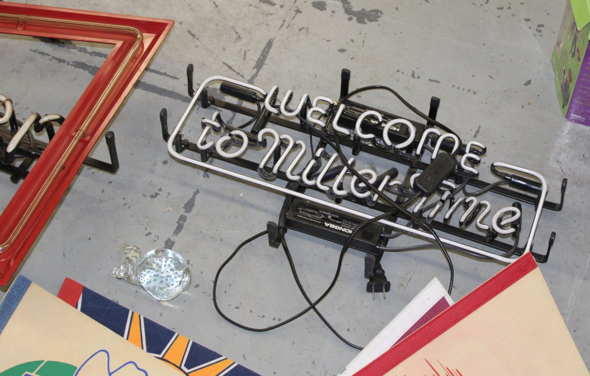 Image for ANTIQUE COLLECTOR'S AUCTION