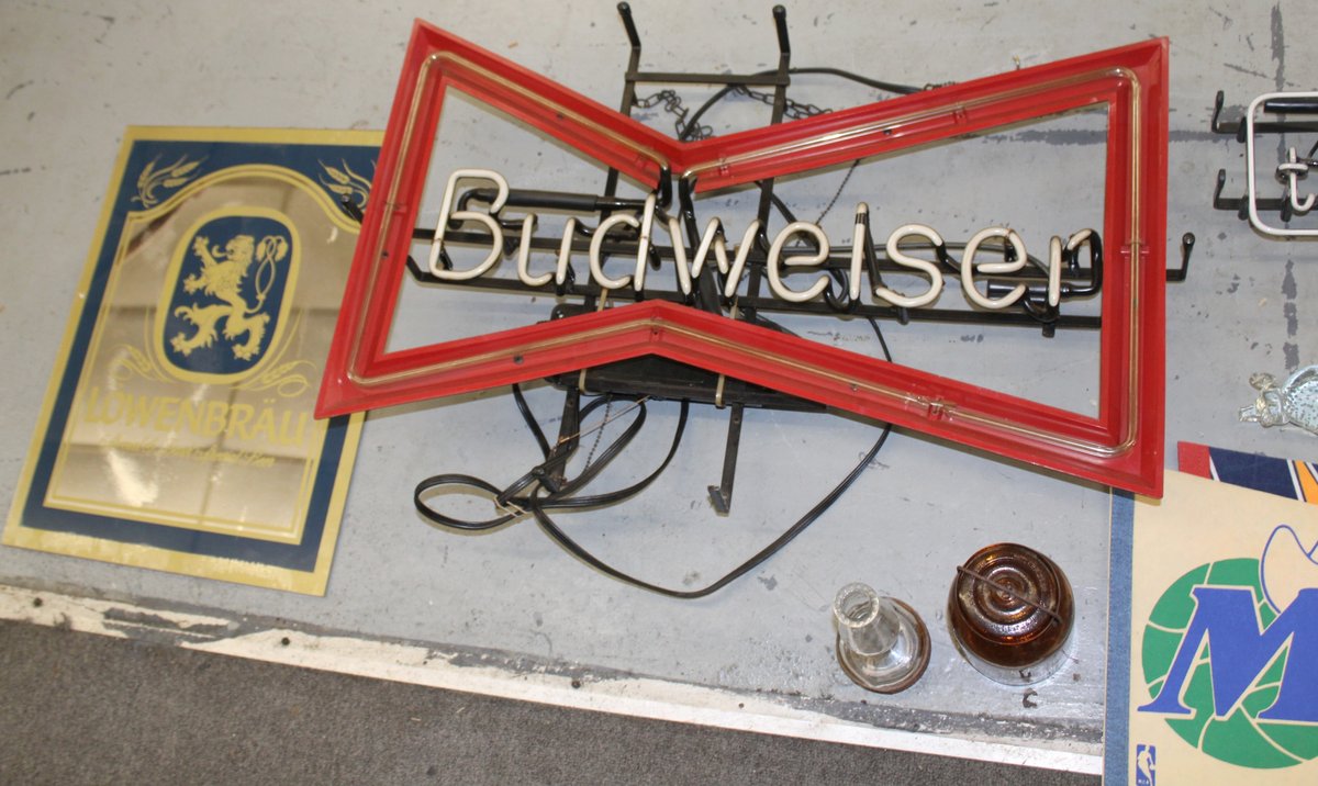 Image for ANTIQUE COLLECTOR'S AUCTION