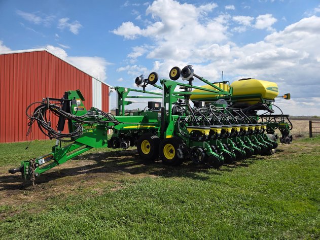 Image for 2012 JOHN DEERE DB 44 PLANTER 24 ROW 22”
