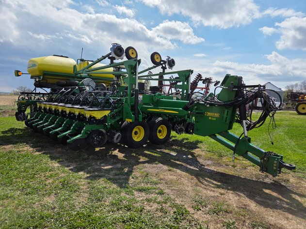 Image for 2012 JOHN DEERE DB 44 PLANTER 24 ROW 22”