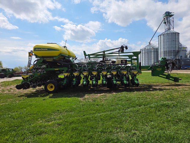 Image for 2012 JOHN DEERE DB 44 PLANTER 24 ROW 22”