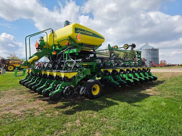 Image for 2012 JOHN DEERE DB 44 PLANTER 24 ROW 22”
