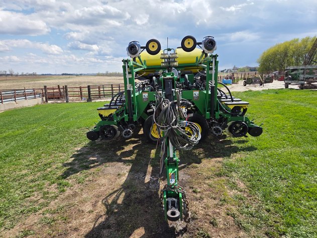 Image for 2012 JOHN DEERE DB 44 PLANTER 24 ROW 22”