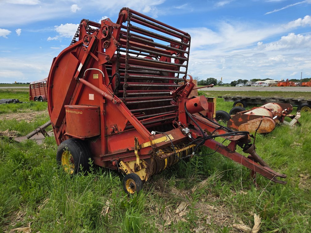 SPERRY NEW HOLLAND ROUND BALER