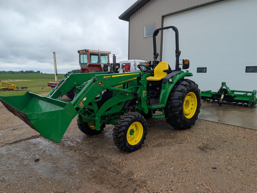 2019 JOHN DEERE 4044R