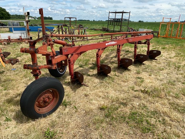 Image for INTERNATIONAL 700 5 BOTTOM PLOW