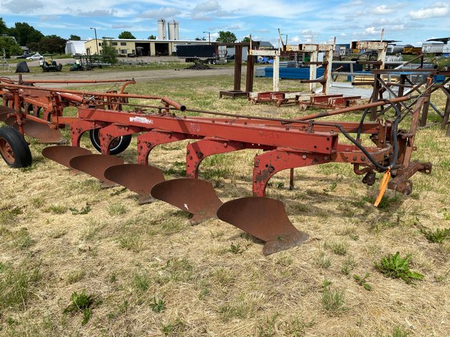 Image for INTERNATIONAL 700 5 BOTTOM PLOW