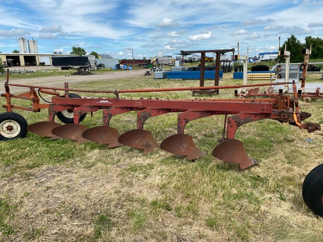 Image for INTERNATIONAL 700 5 BOTTOM PLOW