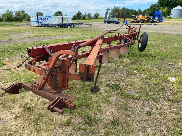 Image for INTERNATIONAL 700 5 BOTTOM PLOW