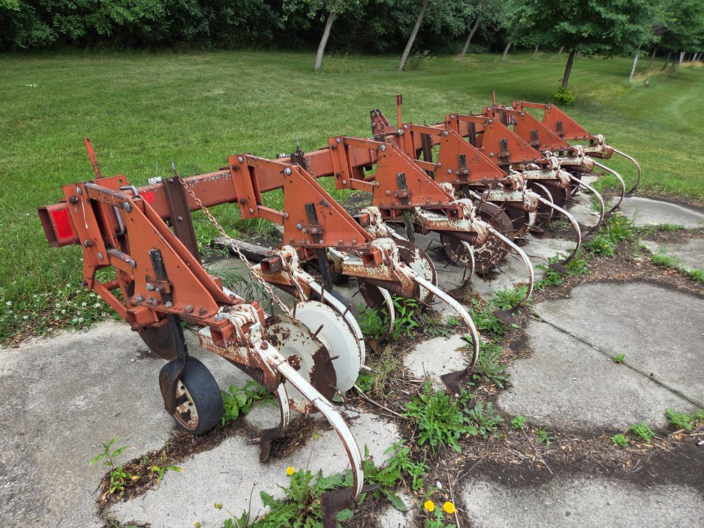 IH 6 ROW CULTIVATOR