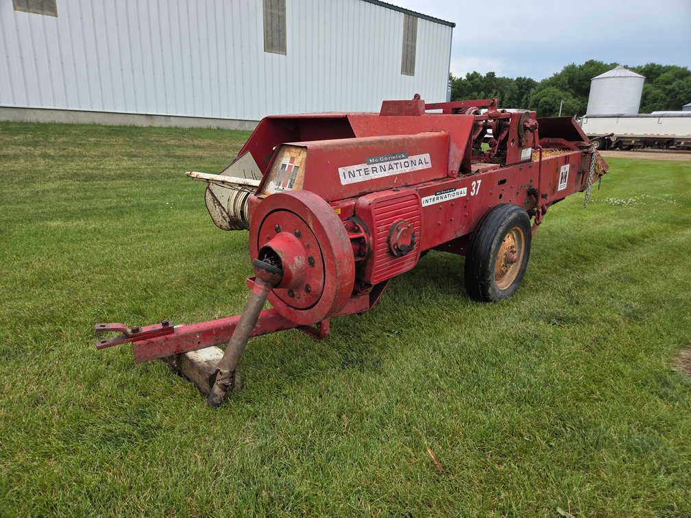 SQUARE BALER
