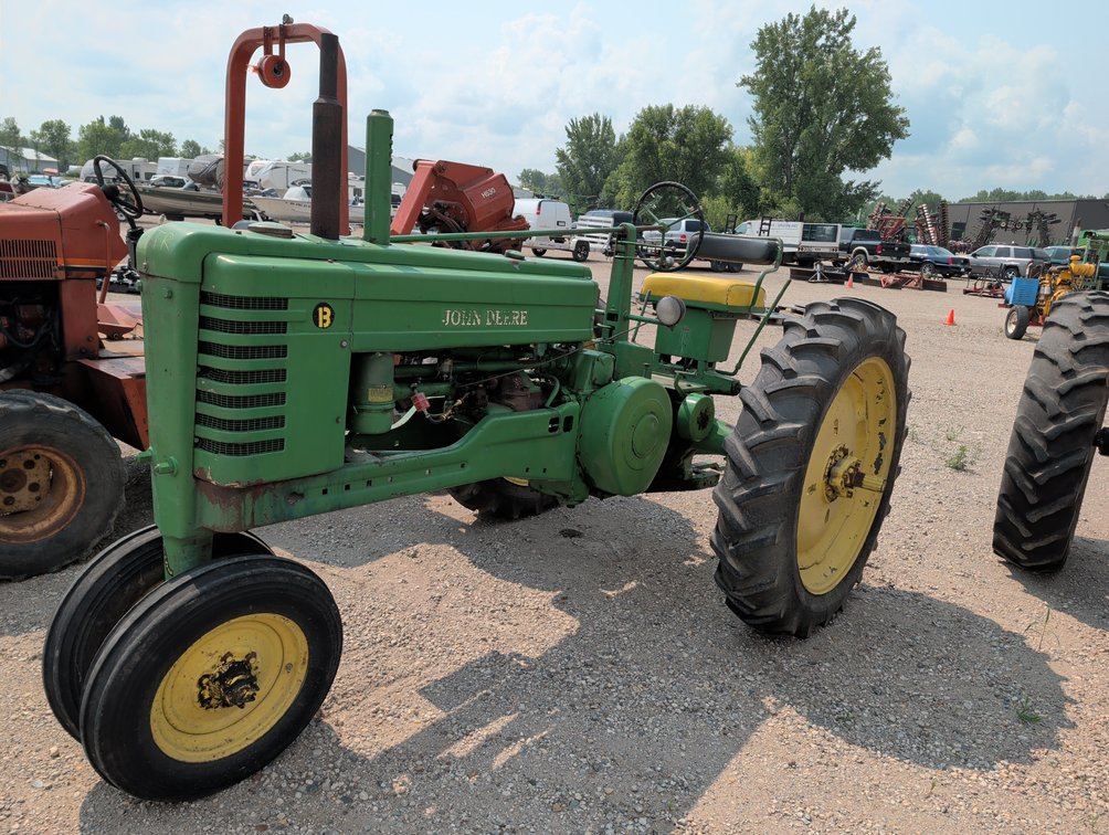 1949 JOHN DEERE B ROLLOMATIC