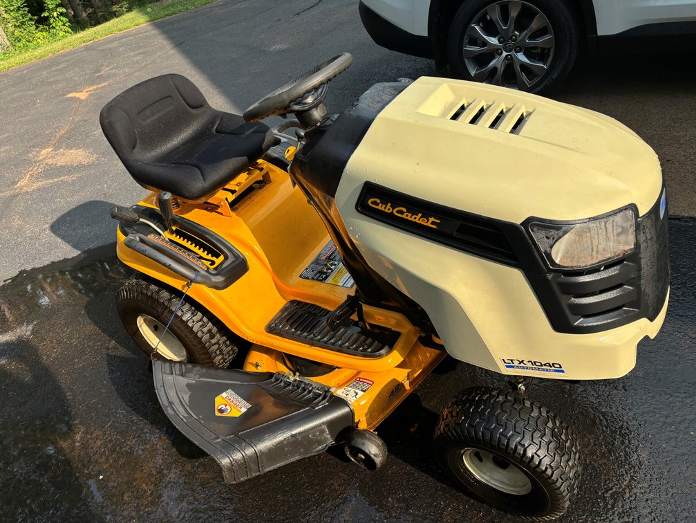 CUB CADET LTX 1040 RIDING LAWN MOWER