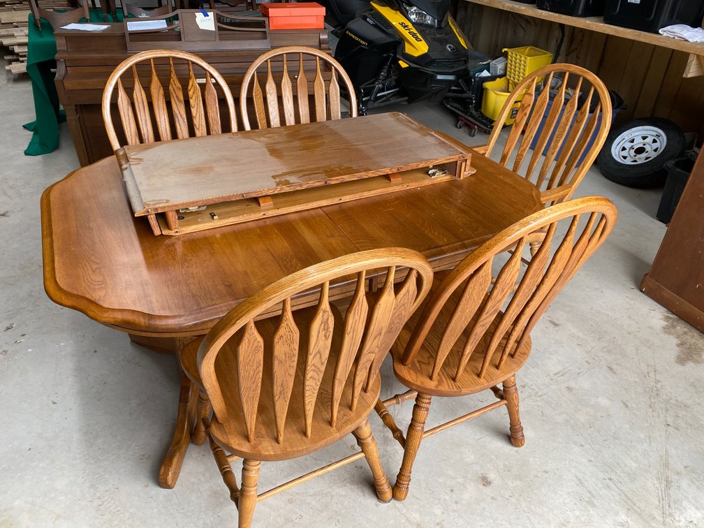 KITCHEN TABLE WITH 2 LEAVES