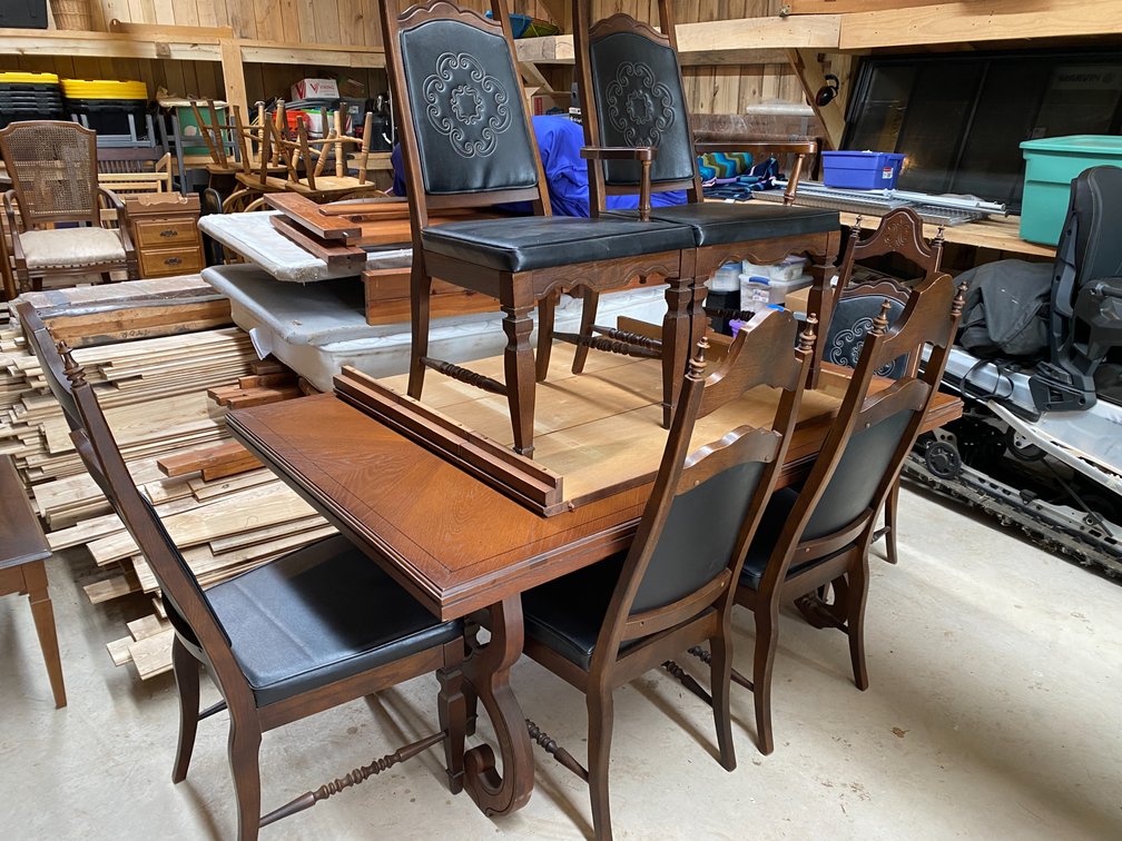 KITCHEN TABLE WITH 3 LEAVES