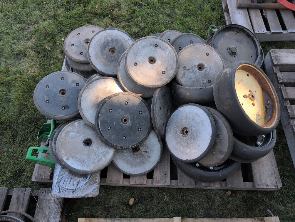 (PALLET) CLOSING AND GAUGE WHEELS
