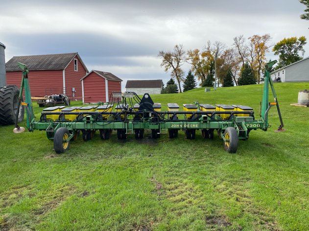 Image for JOHN DEERE 7300 12 ROW