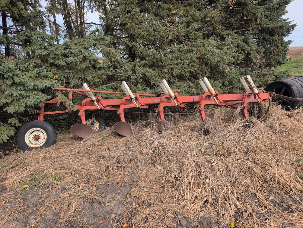 INTERNATIONAL 720 PLOW