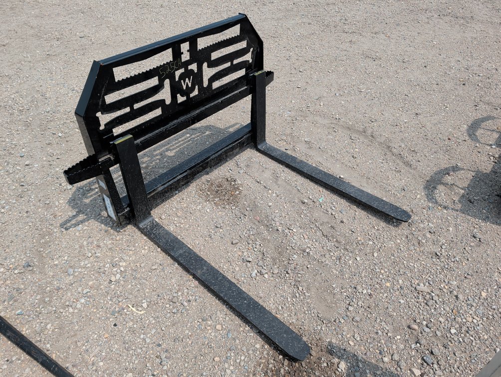 NEW 2000LB 4" X42" QUICKTACH PALLET FORKS SN: 202-636-710
