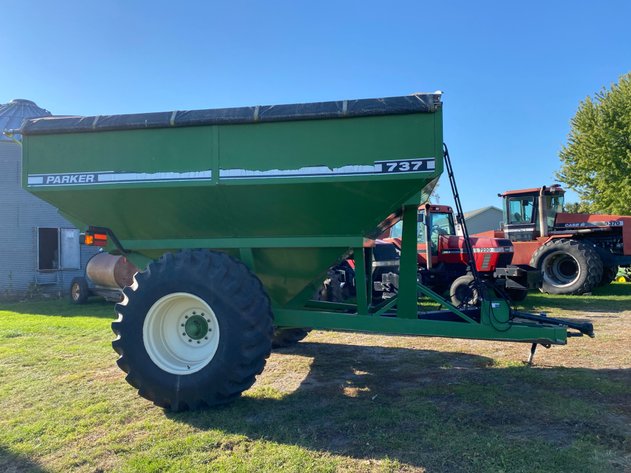 Image for PARKER 737 GRAIN CART, SHURCO SHURLOK ROLL TARP, 30.5L-32 TIRES, 1000 PTO, 750 BU, SN:B20540913