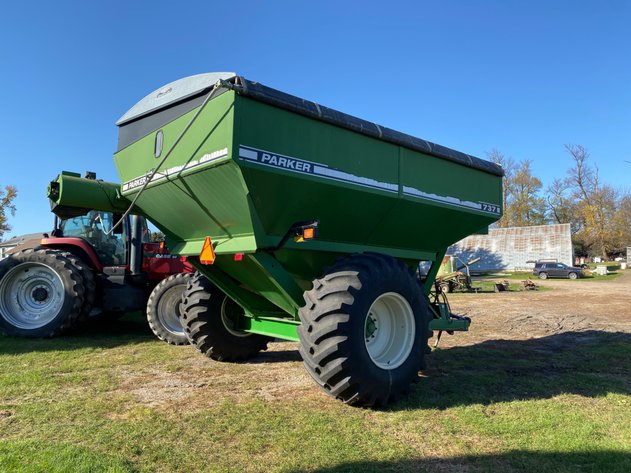 Image for PARKER 737 GRAIN CART, SHURCO SHURLOK ROLL TARP, 30.5L-32 TIRES, 1000 PTO, 750 BU, SN:B20540913