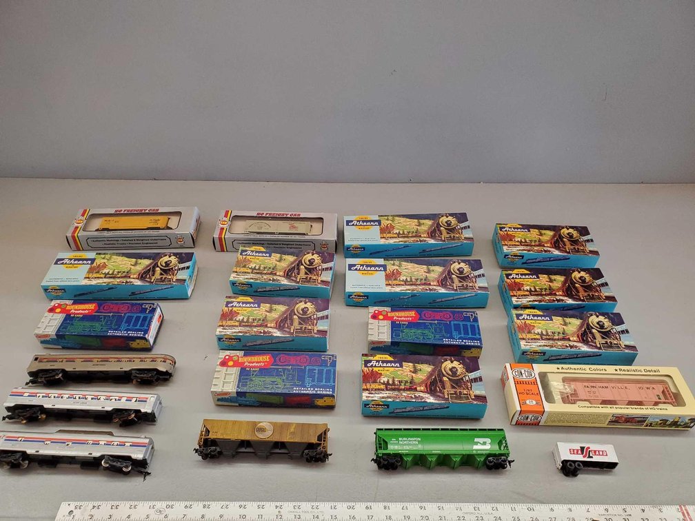 (I-21) ASSORTMENT OF MODEL TRAIN CARS