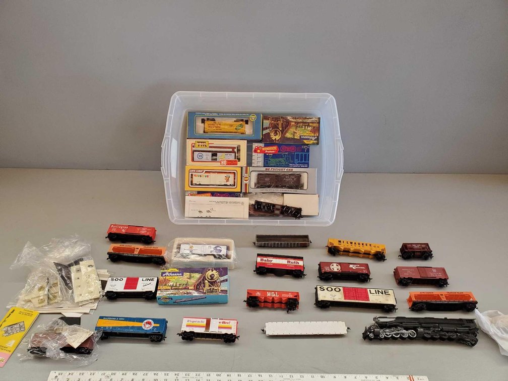 (I-22) ASSORTMENT OF MODEL TRAIN CARS