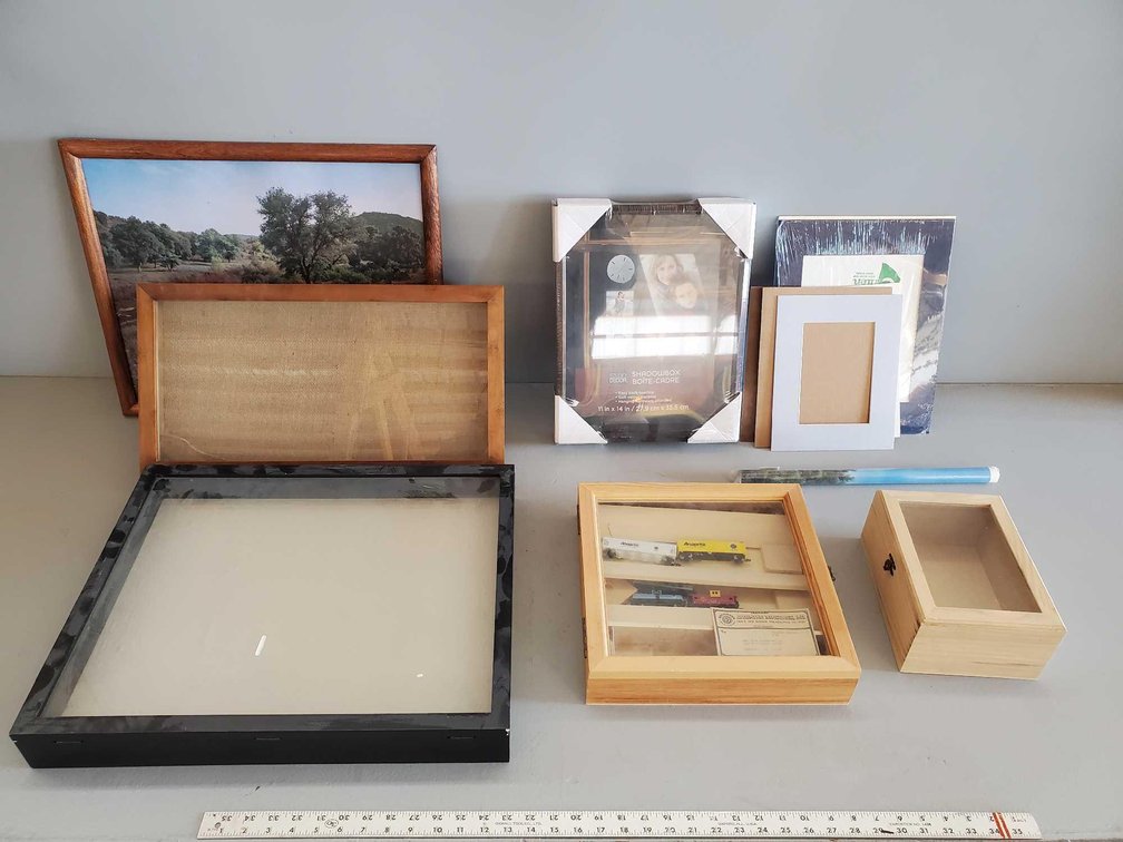 (I-23) ASSORTMENT OF SMALL DISPLAY CABINETS