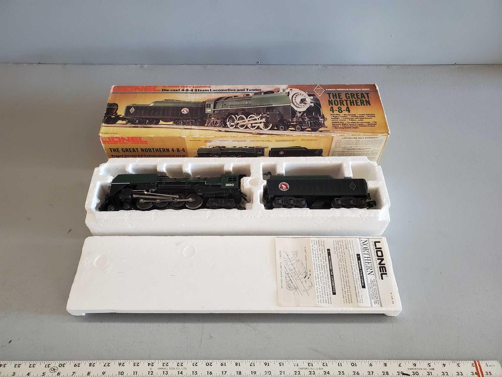 (I-28) LIONEL DIE CAST MODEL LOCOMOTIVE AND TENDER