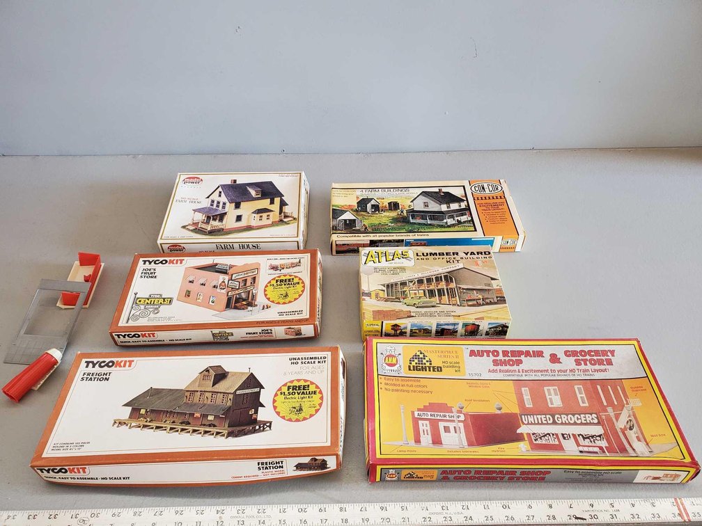 (I-30) ASSORTMENT OF BUILDING MODEL KITS
