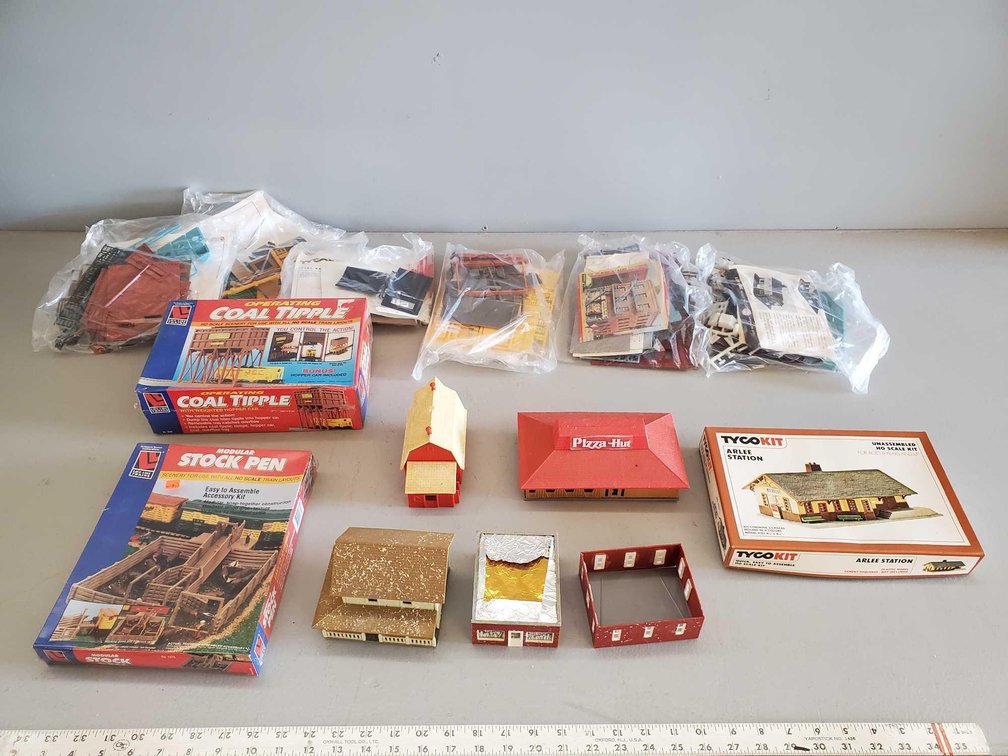 (I-31) ASSORTMENT OF BUILDING MODEL KITS