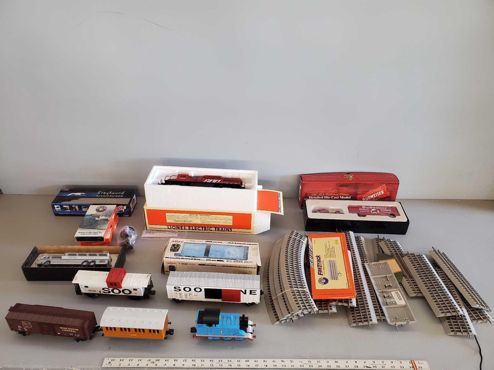 (I-33) ASSORTMENT OF LIONEL ENGINES, CARS, AND SOME TRACK