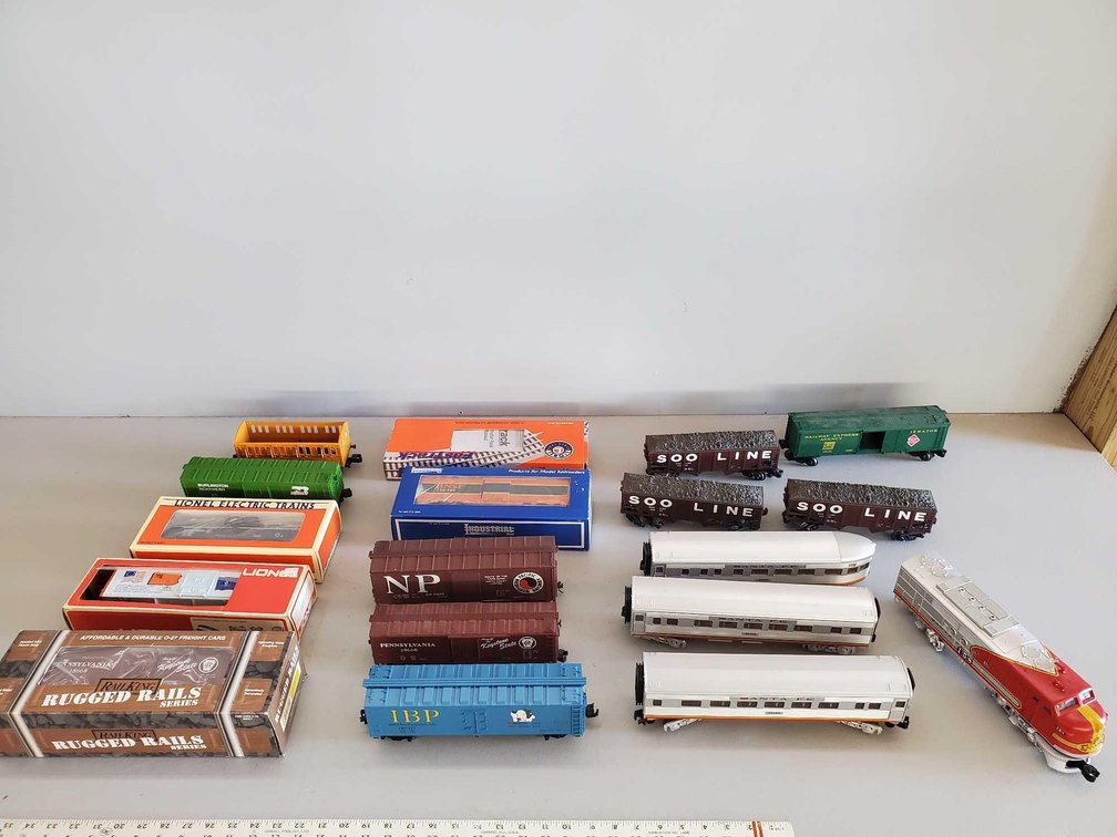 (I-34) ASSORTMENT OF LIONEL TRAIN CARS