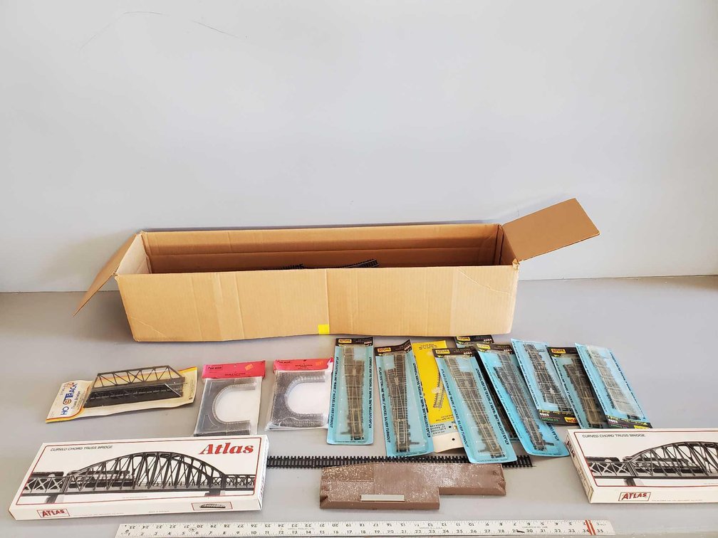 (I-35) ASSORTMENT OF HO SCALE TRACK AND BRIDGES
