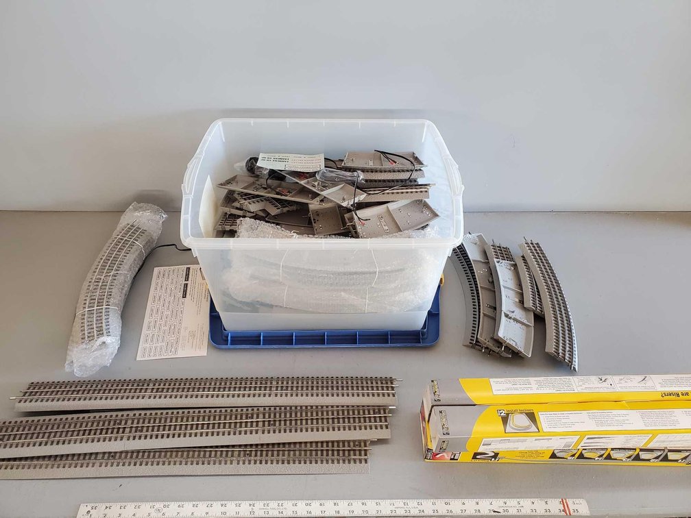 (I-36) ASSORTMENT OF LIONEL TRACK AND RISERS