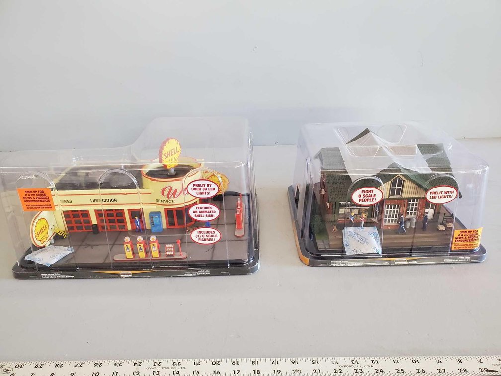 (I-38) MODEL 'WALLYS' SERVICE STATION AND MODEL 'MENARDSVILLE' STATION