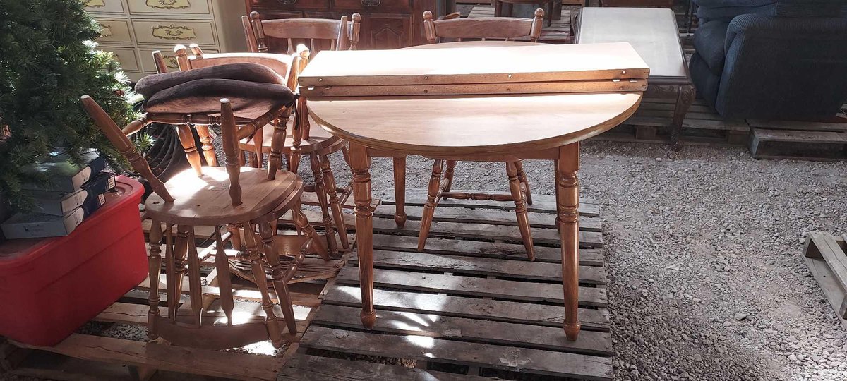 (I-39A) 42" ROUND TABLE WITH [2] 12" W LEAVES AND [5] CHAIRS