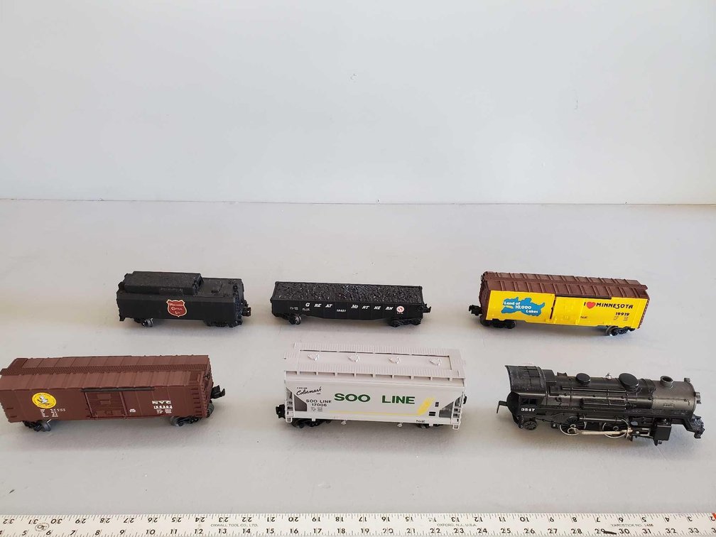 (I-42) ASSORTMENT OF LIONEL TRAIN CARS