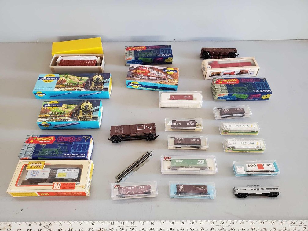 (I-43) ASSORTMENT OF MODEL TRAIN CARS AND MISC