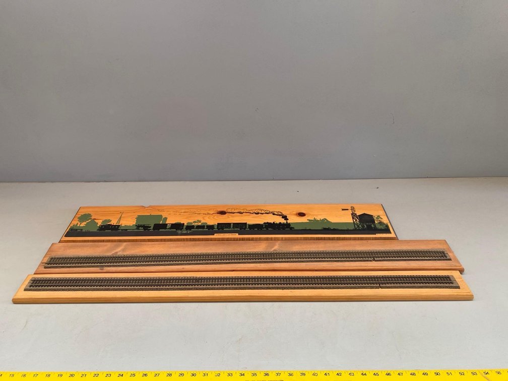 (I-48) SET OF DISPLAY TRACK FOR MODEL TRAINS AND TRAIN WALL ART