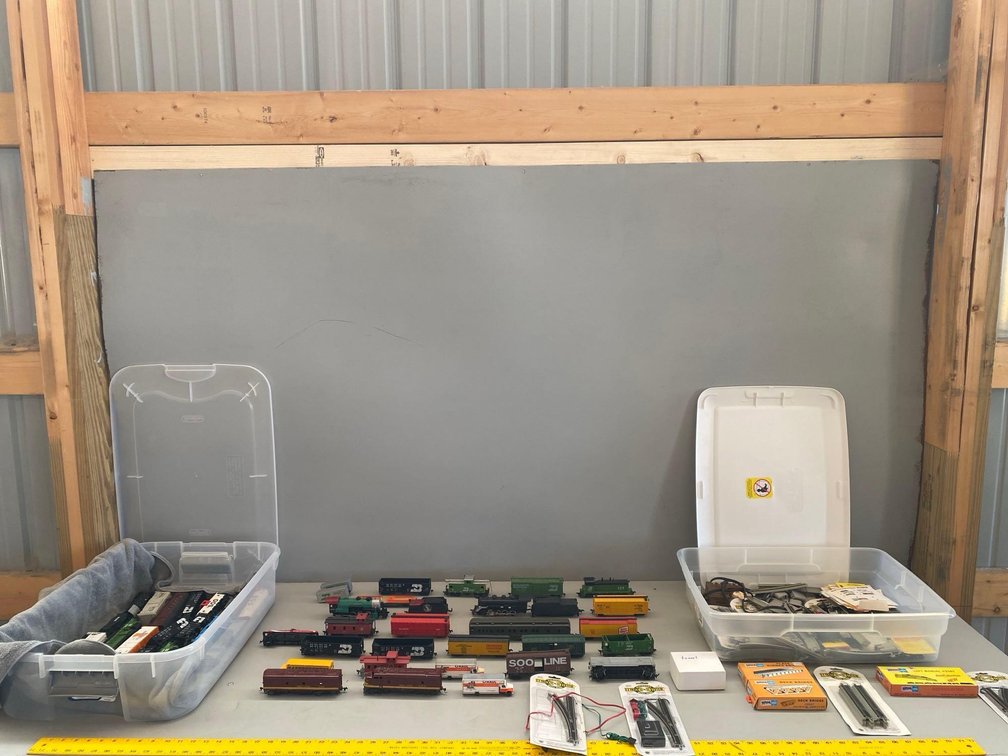 (I-50) ASSORTMENT OF MODEL TRAIN CARS, TRACK, AND MISC