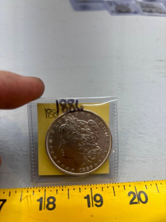 (I-820) 1886 MORGAN DOLLAR (BRILLIANT UNCIRCULATED)